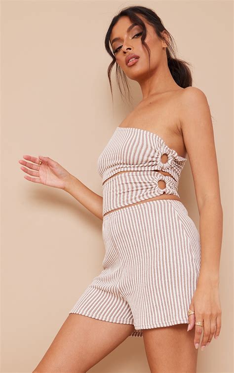 Combishort asymétrique côtelé nude à rayures et anneaux PrettyLittleThing FR