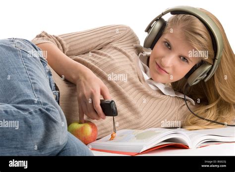 H Bsche Blonde Teenager M Dchen Auf Bett Mit Handy Und Musik H Ren Stockfotografie Alamy