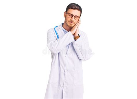 Bel Ragazzo Con Un Orso In Uniforme Da Medico Addormentato Stanco E Che Si Pone A Mani Nude