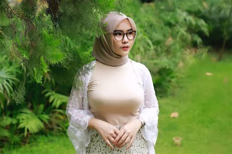 Marfa Moela Dengan Outfit Warna Bumi Dan Nude Color Yang Seksi Dzargon