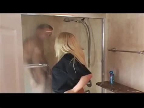 Polla enorme golpea un coño afeitado mojado XVIDEOS