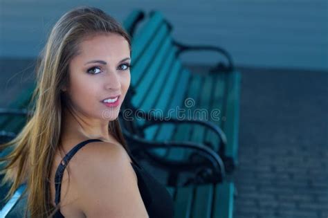 Joven Mujer Banco De Parque Lindo Pelo Largo Brunette Estilo De Vida De Elegancia Femenina Foto