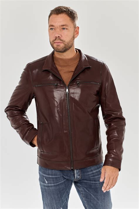 Мужская короткая кожаная коричневая куртка купить в Москве