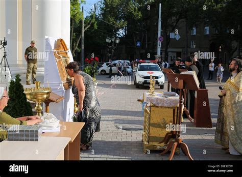 Los Feligreses Rezan Con Los Sacerdotes Cerca De La Entrada De La