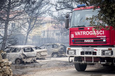 Jutarnji list Veliki požar u Grebaštici kod Šibenika vatrogasci su i