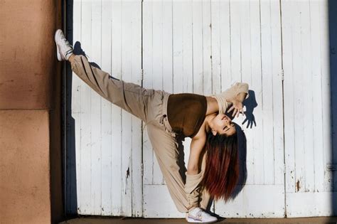 Joven Latina Flexiona Su Cuerpo En Una Pose De Baile Mientras Deja Caer La Cabeza Foto Premium