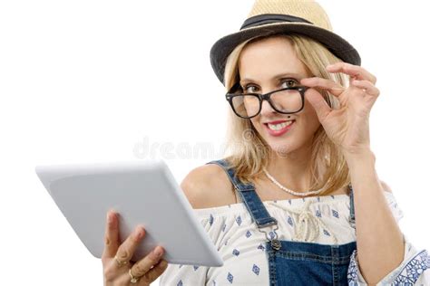 Blonde Frau Von Mittlerem Alter Mit Tablette Stockbild Bild Von Leute Internet 81818321
