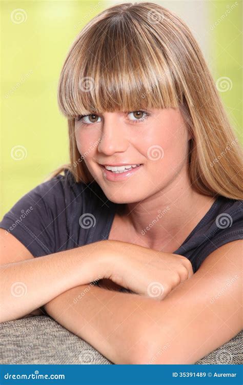 Mooi Jong Blonde Stock Afbeelding Image Of Betoverend 35391489