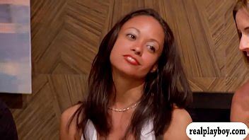 Casados intercambian parejas y orgía en la sala roja XVIDEOS