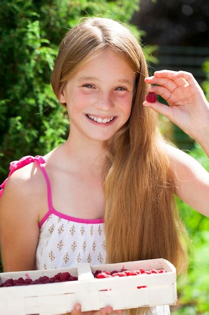 Une Belle Petite Fille Blonde Tenant Une Bo Te Avec Une Framboise L T L Ext Rieur Photo