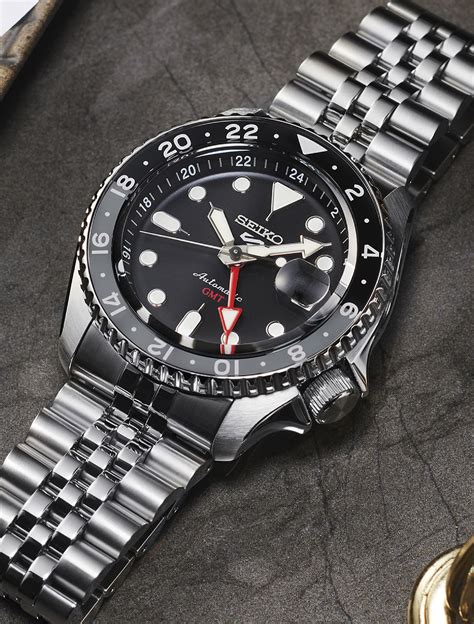 seiko  sports verbreedt de horizon met nieuwe gmt serie skx sports style