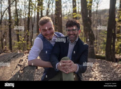 Deux Hommes L Heureux Couple Gay Assis Sur Un Banc En For T Les Loisirs En Plein Air Photo