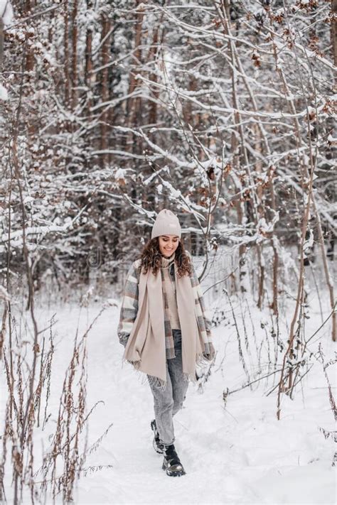 Linda Chica Con Un Abrigo Y Sombrero Caminando En Un Bosque Nevado Foto