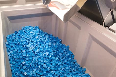 Пластиковые крышки для бутылок фон сбор и переработка пластиковых ...
