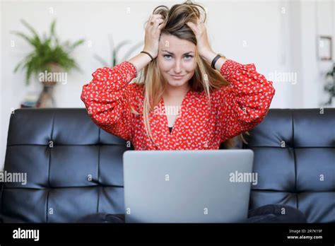 Blonde Sur Un Canap En Cuir Banque De Photographies Et Dimages Haute R Solution Alamy