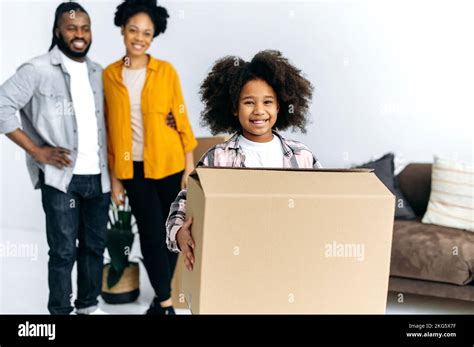 Famille heureuse déménagent dans une nouvelle maison Mignon heureux