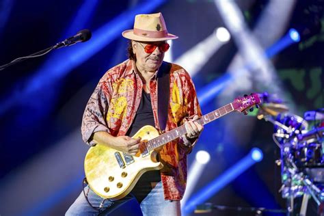 Carlos Η ζωή του θρυλικού Carlos Santana έρχεται στη μεγάλη οθόνη ΤΟ