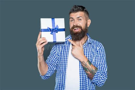 Barbe Mature Avec Bo Te Pr Sente Sur Fond Gris Doigt Pointant Image