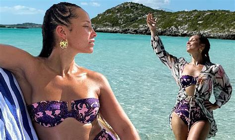 Alicia Keys Shows Off Her Bikini Body Turns 42 Daily Mail Online