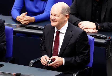 Kanzlerwahl in Bildern Standing Ovations für Olaf Scholz im