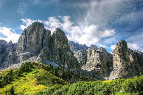 Formaciones Rocosas Marrones Bajo El Cielo Azul Nublado Durante El D A