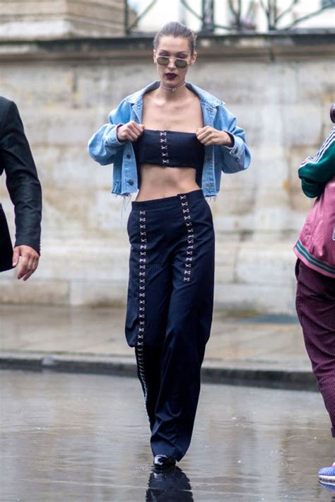 Hot girl quậy tung với áo quây hở rốn khoe eo con kiến