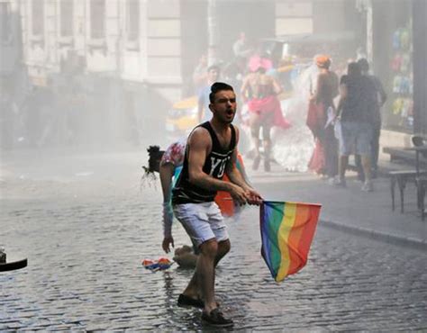 El Brutal Ataque De La Polic A Durante La Manifestaci N Del Orgullo Gay En Estambul Cromosomax