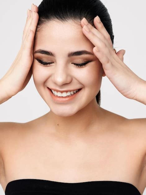 Premium Photo Brunette With Bare Shoulders Closed Eyes Cosmetics Glamor