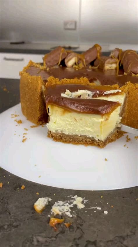 Чизкейк ТВИКС с солёной карамелью. Все рецепты в нашем ТГ канале ...