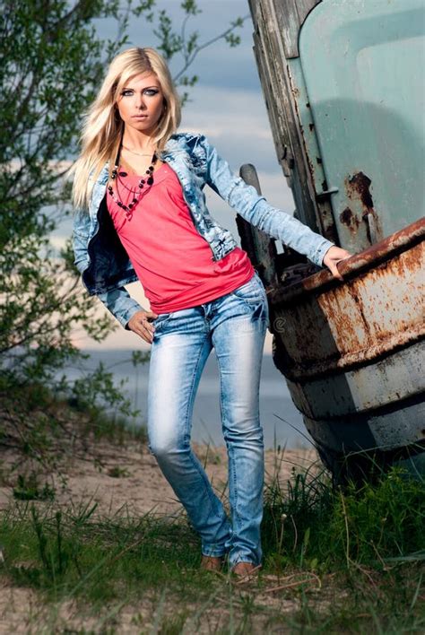 Portrait D Une Belle Blonde Sur La Plage Image Stock Image Du T S Ance