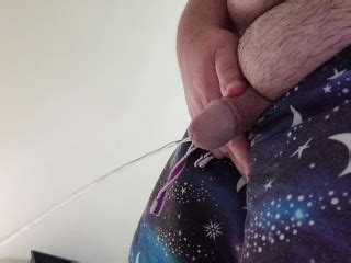 胖乎乎的男孩在家里用力撒尿 Pornhub Gay