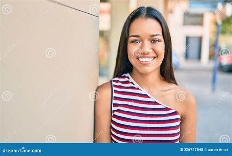Jovem Latina Sorrindo Feliz Deitada Na Parede Da Cidade Imagem De Stock Imagem De Adulto