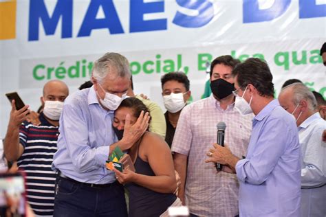 Caiado entrega 3 092 cartões do programa Mães de Goiás em quatro