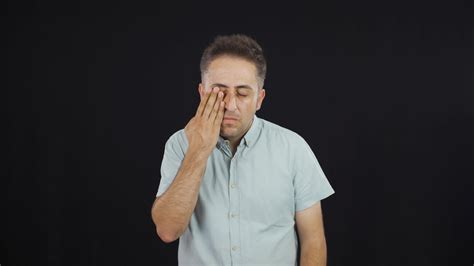 The man who has trouble seeing. Eye problem. 33500772 Stock Video at