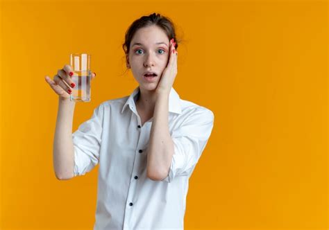 Jeune Fille Russe Blonde Choqu E Met La Main Sur Le Visage Tenant Un Verre D Eau Isol Sur L