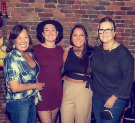 Trisha Yearwood Biography - Husband, Divorce, Children, Net Worth