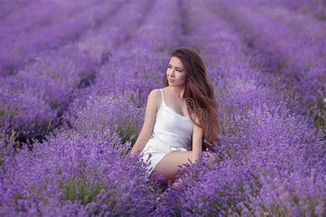 Mooi Gezond Haar Het Jonge Brunette Van Het Tienermeisje Met Lange Glanzend Stock Foto Image