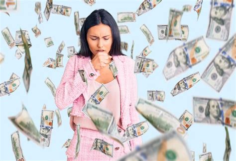 Joven hermosa chica latina con ropa de negocios sintiéndose mal y tosiendo como síntoma de