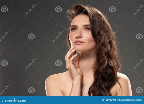 Schöne Nackte Junge Frau Mit Dem Brunette Haar Stockbild Bild von mädchen leute 128932915