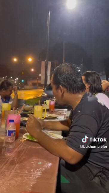 Siapa Bangun Kena Bayar Gelagat Lelaki Challenge Makan Dalam Hujan