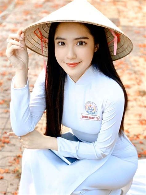 Hot girl miền Tây được báo quốc tế khen ngợi đẹp dịu dàng gợi cảm bên tà áo dài trắng