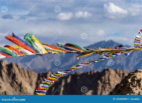 Banderas Budistas Tibetanas Del Rezo De Leh Ladakh Con El Cielo Azul En