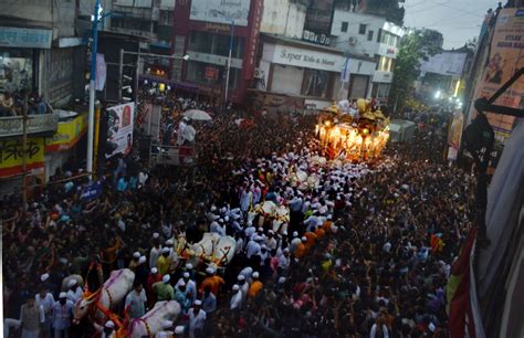 दगडूशेठ गणपतीची विसर्जन मिरवणूक बाप्पाची मूर्ती पाहून भाविकांच्या