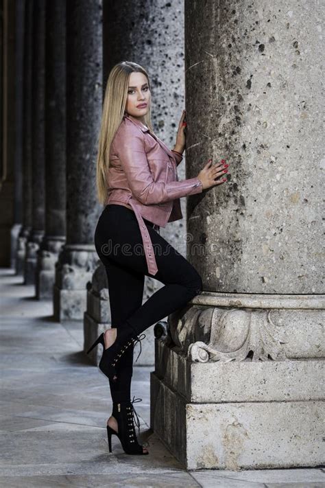 Femme Blonde Utilisant Les Jeans Noirs Et La Veste En Cuir Photo Stock Image Du Beau Denim