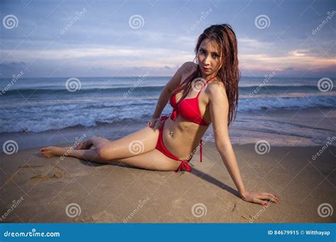 Belle Femme Asiatique Dans Le Bikini Rouge Image Stock Image Du Sunset Bikini 84679915