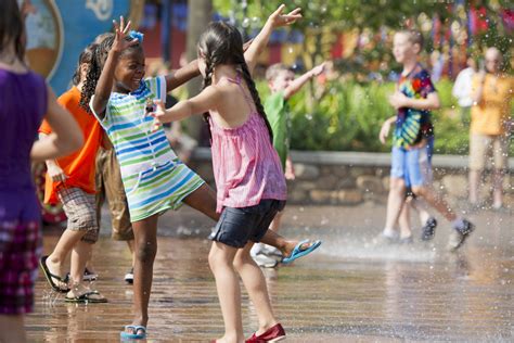 Momentos Mágicos Disney Casey Jr Splash N Soak Station é Inaugurada