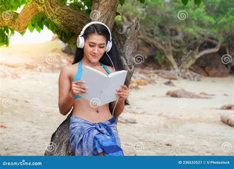 Asiatinnen Mit Bikini am Strand Stockbild Bild von karosserie schönheit 236533527