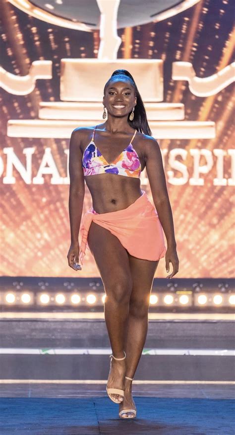 Th Sinh Hoa H U Si U Qu C Gia L Khuy T I M Khi Tr Nh Di N Bikini