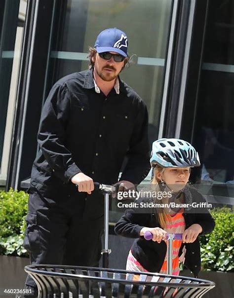 Christian Bale Daughter Fotografías e imágenes de stock - Getty Images