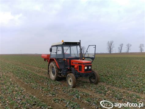 Foto Ciagnik Zetor 7211 Rozsiewacz RAUCH Id 631004 Galeria Rolnicza